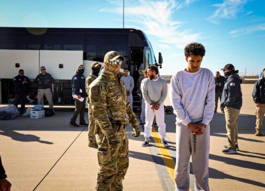 Estos son los nombres de los 53 migrantes enviados a Guantánamo