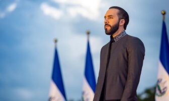 Éxodo de periodistas en El Salvador señala el avance autoritario de Bukele