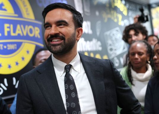 Socialista demócrata Zohran Mamdani gana las elecciones en Nueva York