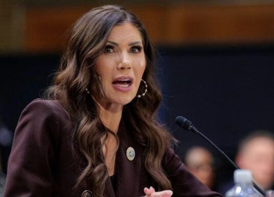 Trump destituye a Kristi Noem