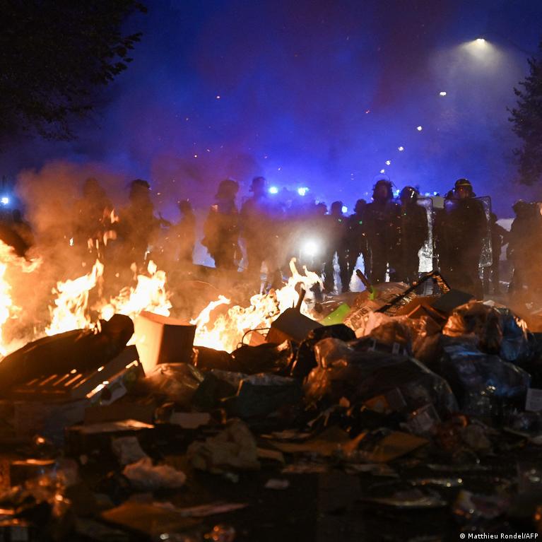 Nuevos choques y saqueos en París tras masiva protesta contra el costo de vida