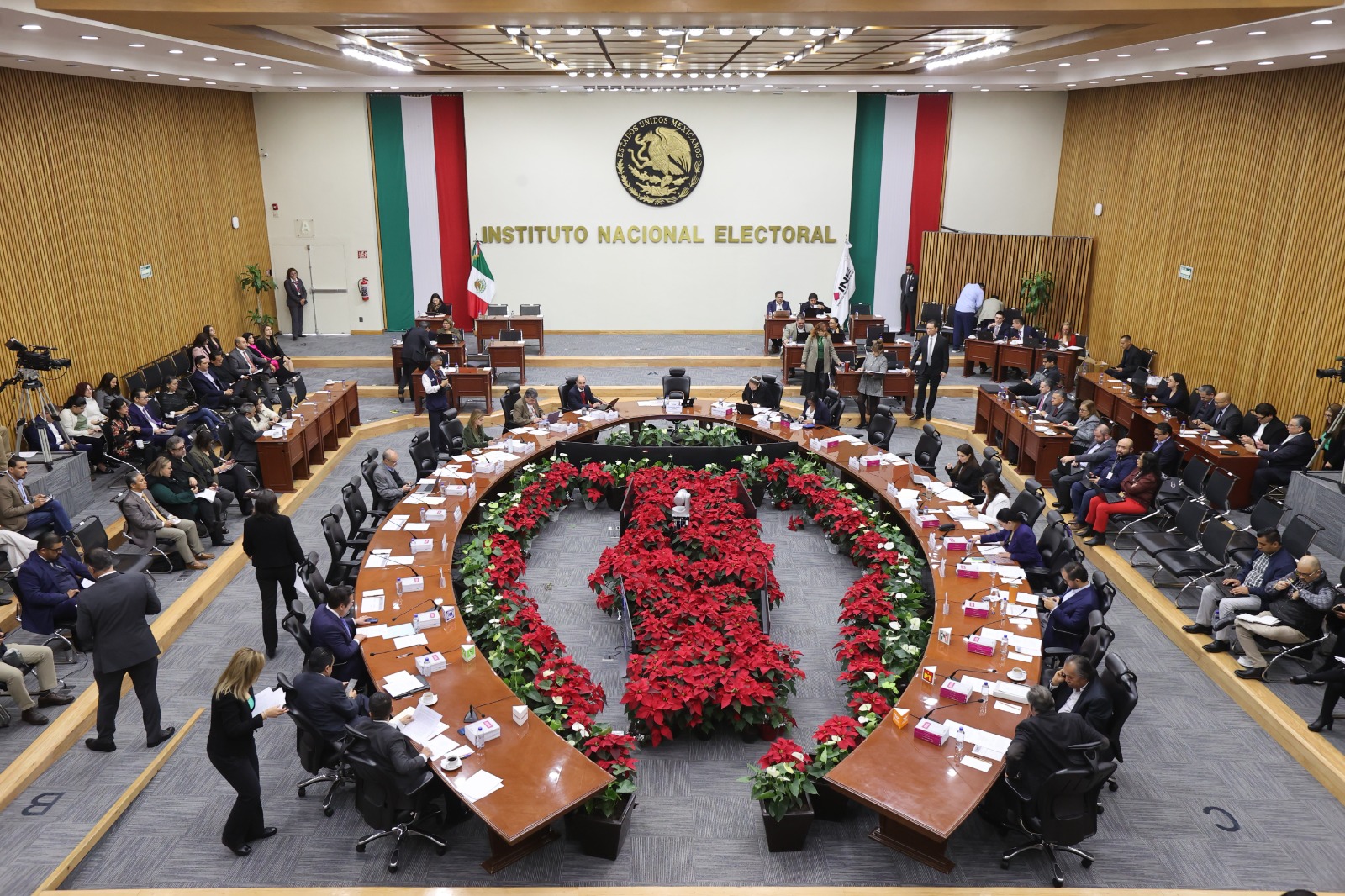 Senadores de cuatro partidos proponen limitar facultades de la presidencia del INE