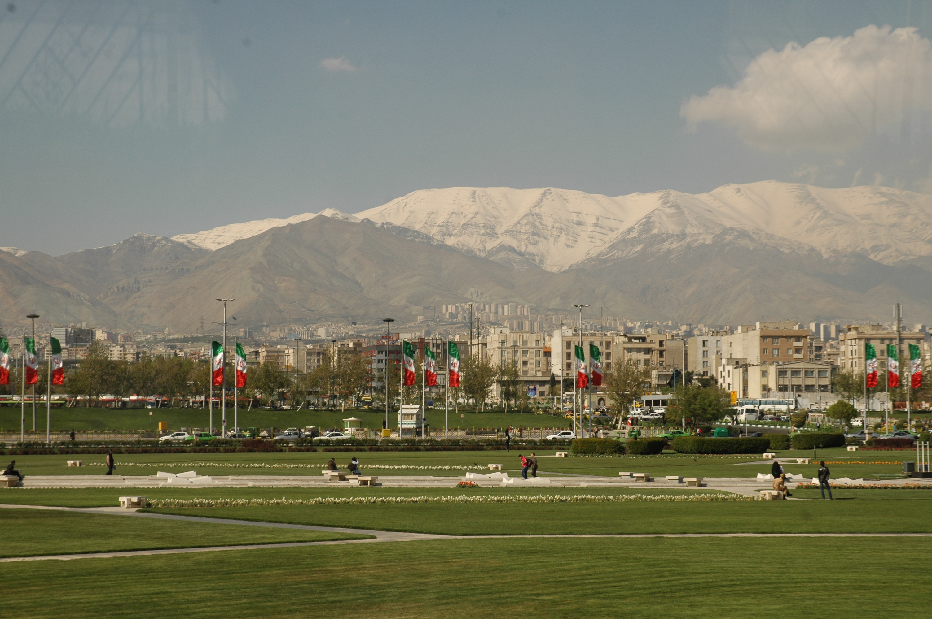 Irán reúne a cientos de miles en una movilización organizada por el gobierno